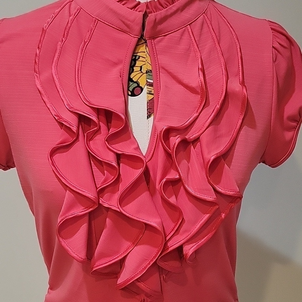 Hot pink ruffled top, cap sleeves, keyhole neckline. Rutched at the sides Size L - Picture 6 of 9